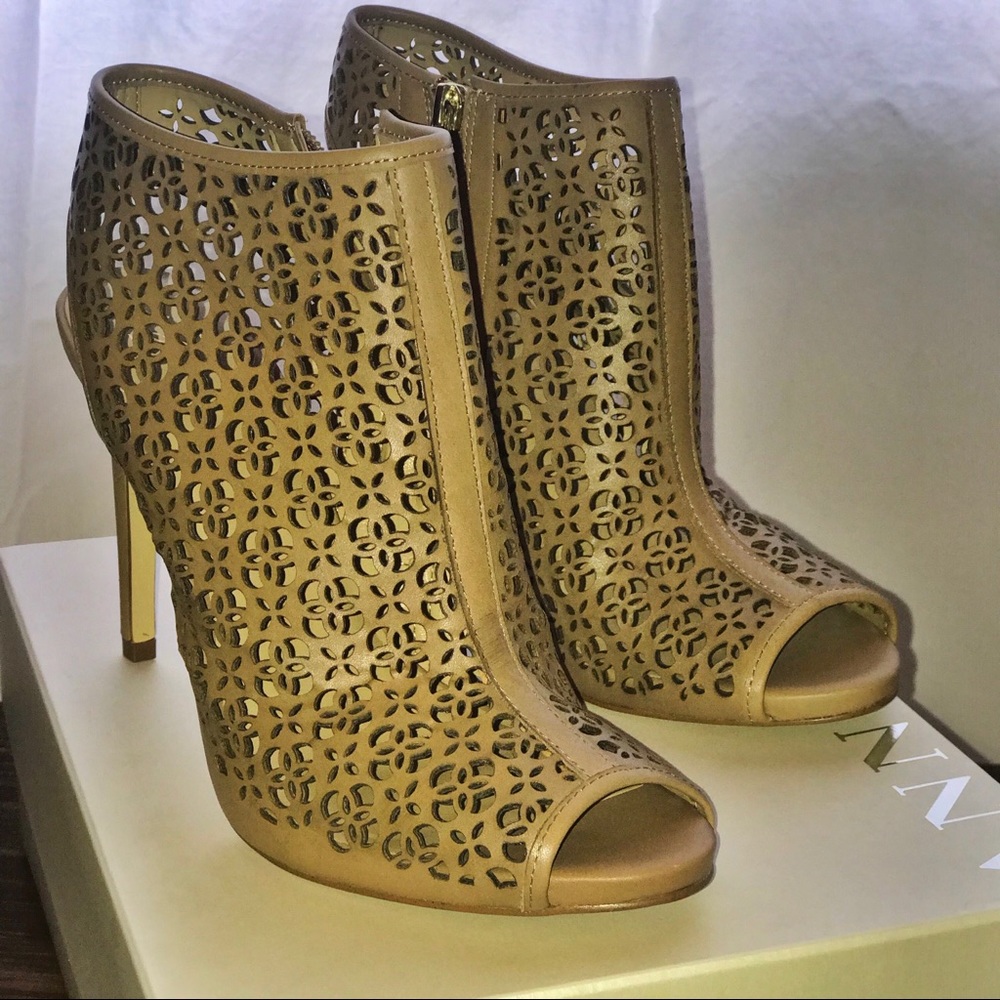 Ann Taylor Billie Cutout Shoetie